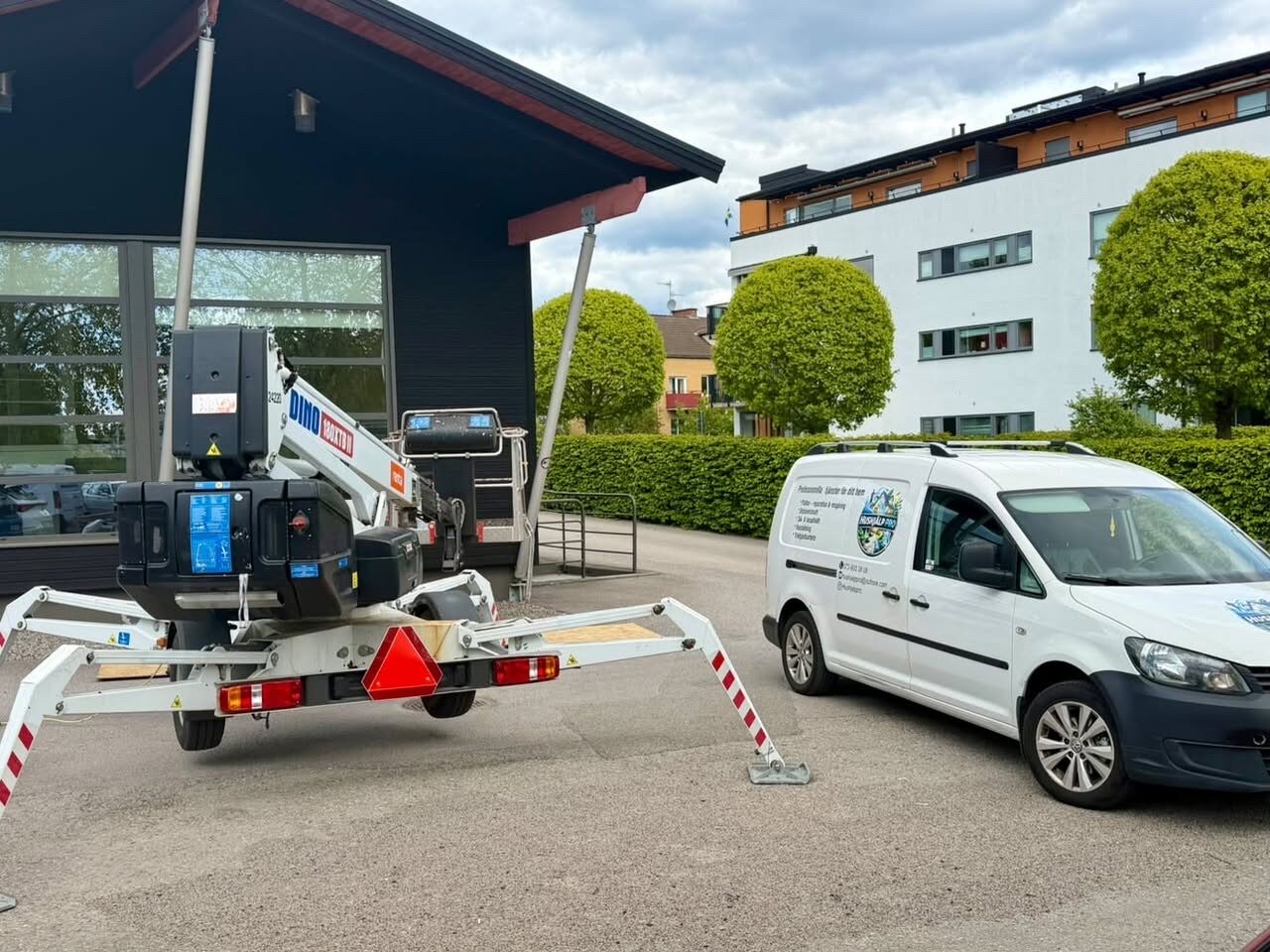 Hushjälp Pros skylift och servicebil på plats vid ett jobb