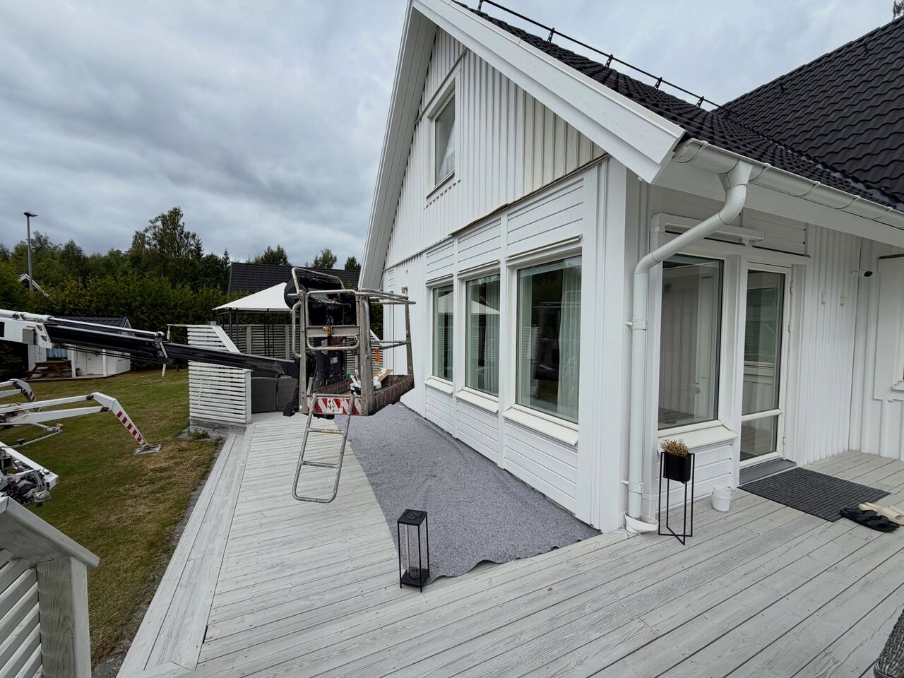 Vitt trähus med nytvättad fasad