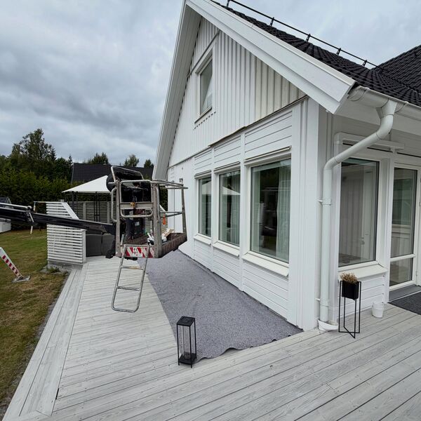Vitt trähus med nytvättad fasad